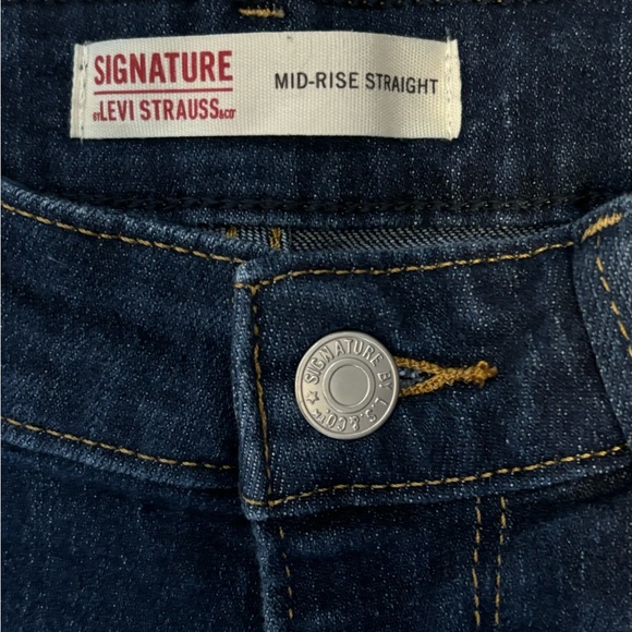 Levi’s Signature Mid-rise Straight Leg Jeans, size 2. - Picture 7 of 8